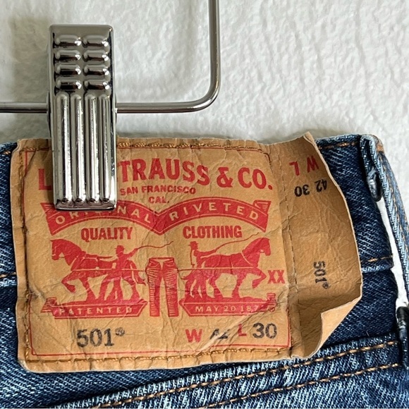 Levi's 501 Mens Blue Medium Wash Button Fly Straight Leg Denim Jeans Size 42x30 - Picture 8 of 12